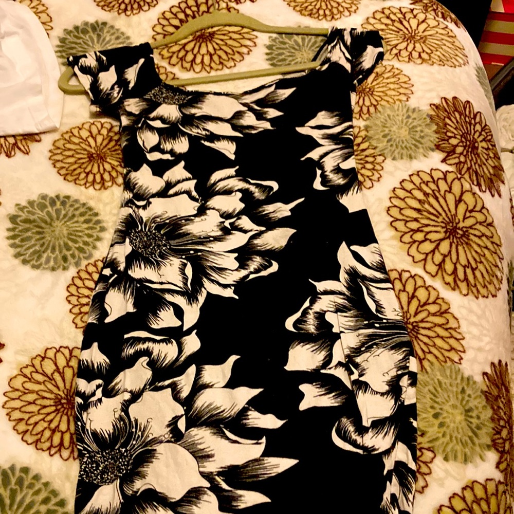 Hawaiian flower, black and white dress